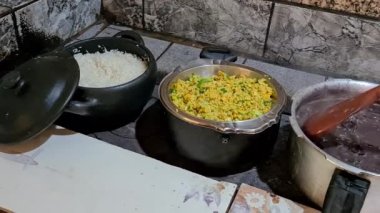 Fayjoada odun sobasında pilav ve farofa ile pişirilir.