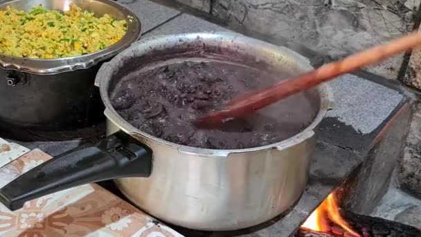 Feijoada Tillagad Vedspis Med Ris Och Farofa — Stockvideo