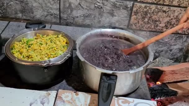 Feijoada Cotta Una Stufa Legna Con Riso Farofa — Video Stock