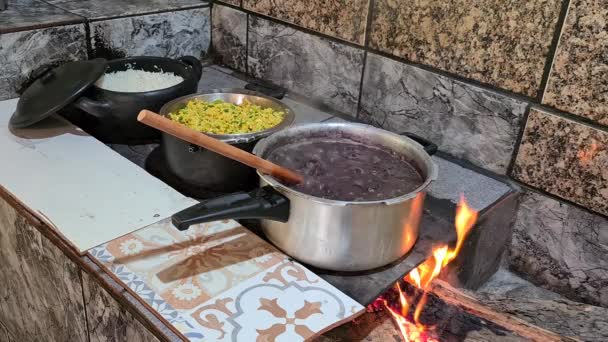 Feijoada Cotta Una Stufa Legna Con Riso Farofa — Video Stock