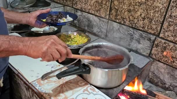 Feijoada Cotta Una Stufa Legna Con Riso Farofa — Video Stock