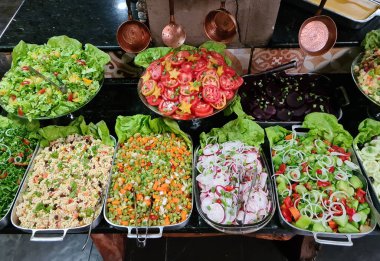 Çeşitli ürünlerle self-servis salata büfesi.
