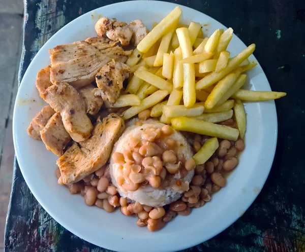 콩나물 닭고기와 감자튀김 — 스톡 사진