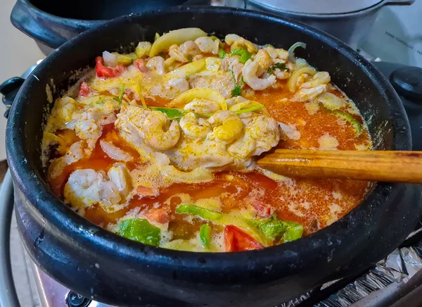 Moqueca Γαρίδες Ψάρια Φοινικέλαιο Κόλιανδρο Γάλα Καρύδας — Φωτογραφία Αρχείου