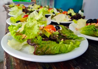 Çeşitli sebze salatası