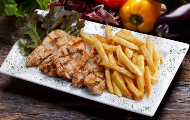 Kızarmış tavuk, patates ve salata.