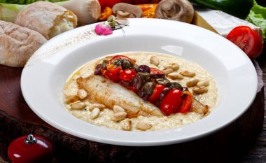 Zeytinli risotto, vişneli domates ve ızgara balık.