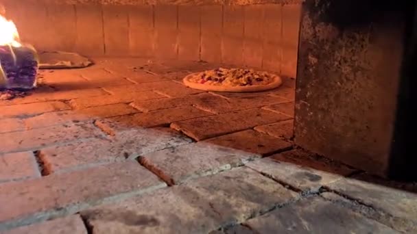 Pizzeria Dengan Oven Berbahan Bakar Kayu Pizza Buatan Sendiri Stok Video Bebas Royalti