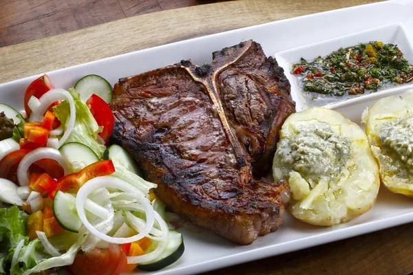 T-bone steak se zeleninou — Stock fotografie