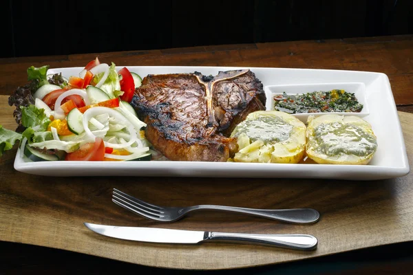 Bife de T-bone com legumes — Fotografia de Stock