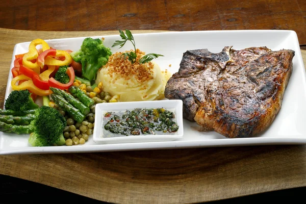 T-bone steak se zeleninou — Stock fotografie