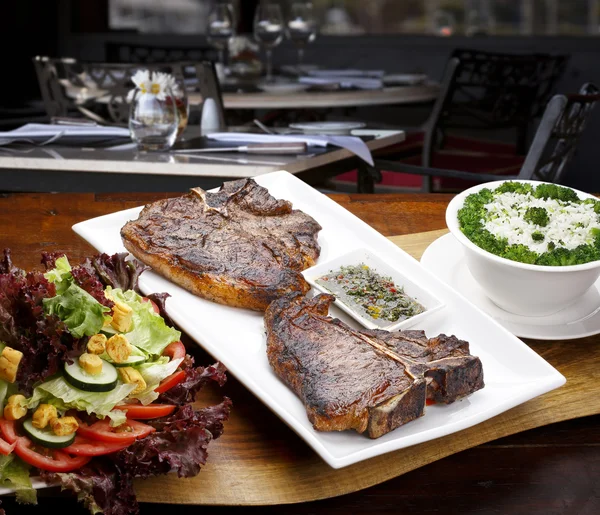 Bistecche di T-bone con verdure — Foto Stock