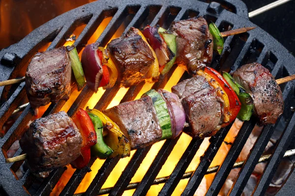 Kebabs con verduras a la parrilla —  Fotos de Stock