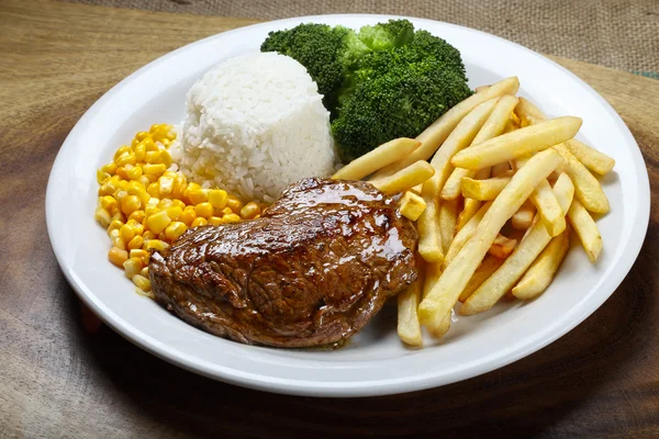 Carne, batatas e legumes — Fotografia de Stock