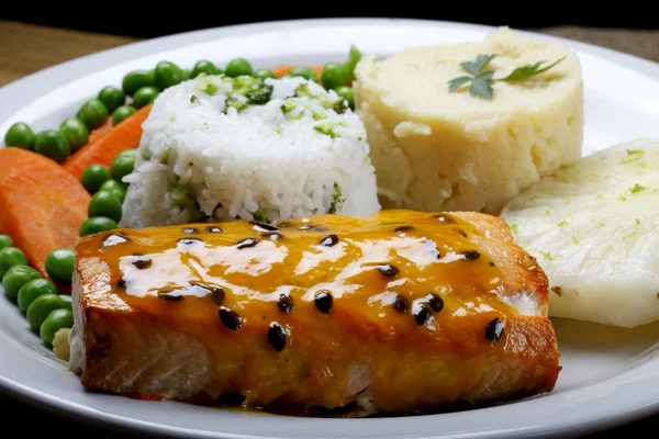 Salmón con arroz y verduras — Foto de Stock