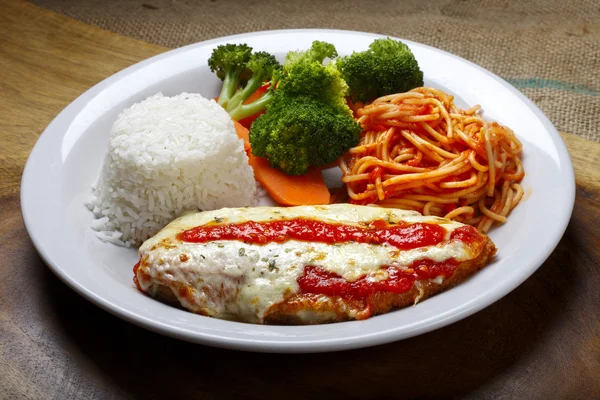 Pihvi pastalla ja riisillä — kuvapankkivalokuva