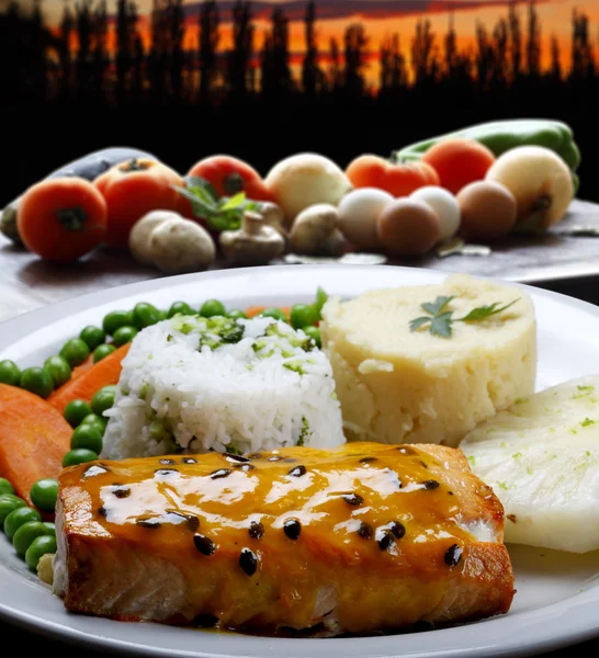 Salmão com arroz e legumes — Fotografia de Stock