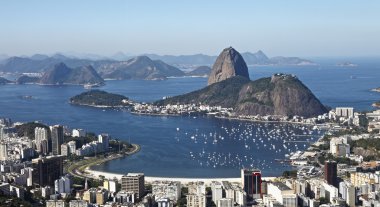 Rio de Janeiro plajı dağlarla kaplı.