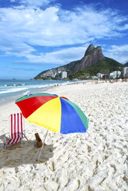 Rio de Janeiro plajı dağlarla kaplı.