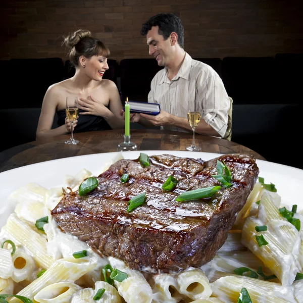 Man making engagement to woman — Stock Photo, Image