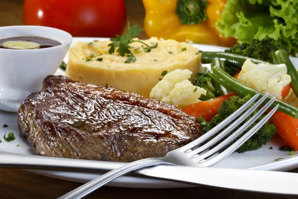 Steak with potatoes and vegetables — Stock Photo, Image