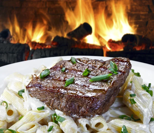 Steak and pasta with green onion — Stockfoto