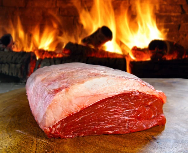 Fresh meat table with fire on background — Stock fotografie