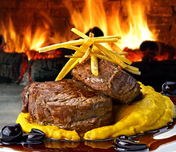 Steak with potatoes and olives — Zdjęcie stockowe