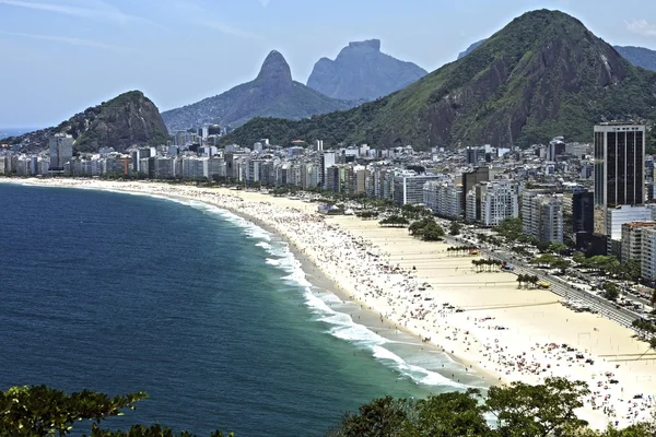 Rio de Janeiro strand hegyekkel — Stock Fotó