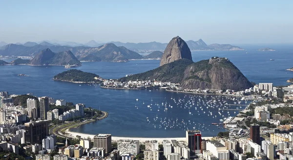 Rio de Janeiro pláž s horami — Stock fotografie