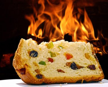 Şömine yakın panettone