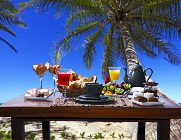 Breakfast  with beach on background — ストック写真