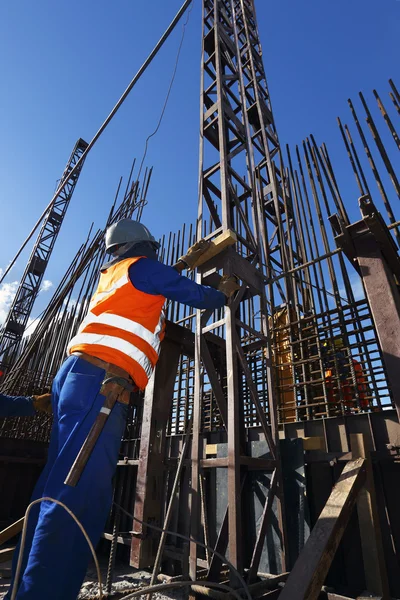 Construction worker working with metal rebar — Stockfoto