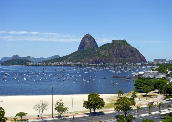 Rio de Janeiro plajı dağlarla kaplı. — Stok fotoğraf