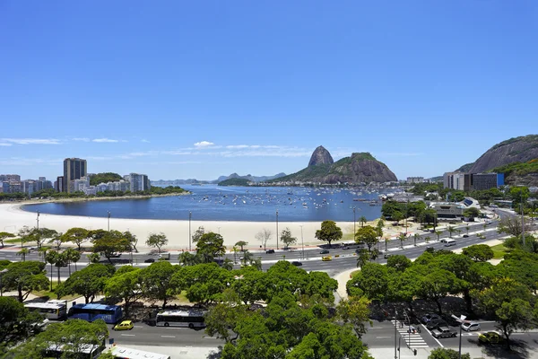 Spiaggia di Rio de Janeiro con montagne — Foto Stock