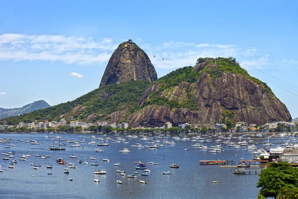 Rio de Janeiro παραλία με βουνά — Φωτογραφία Αρχείου