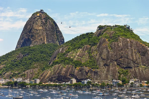 Rio de Janeiro plajı dağlarla kaplı. — Stok fotoğraf