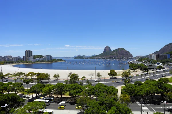 Strand van Rio de Janeiro met bergen — Stockfoto