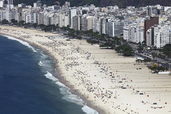 Människor på stranden i Rio de Janeiro — Stockfoto