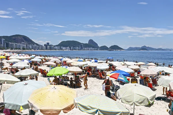 在里约热内卢海滩上的人 — 图库照片