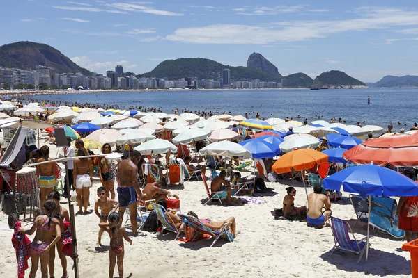 Mensen op het strand in Rio de Janeiro — Stockfoto