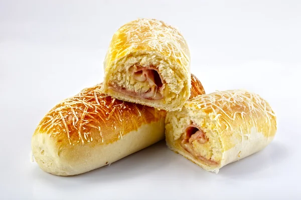Roti dengan keju dan daging isian — Stok Foto