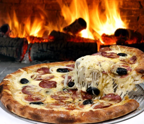 Fresh, crusty pizza — Stockfoto