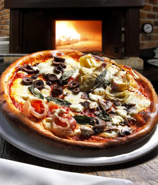 Pizza fresca y crujiente — Foto de Stock