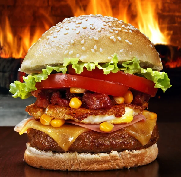 Hamburguesa - hamburguesa con carne asada — Foto de Stock