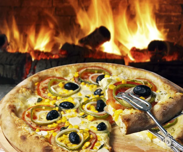 신선하고 맛있는 이탈리아 피자 — 스톡 사진