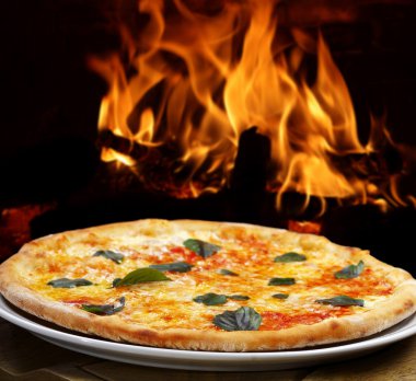Masanın üzerine lezzetli pizza