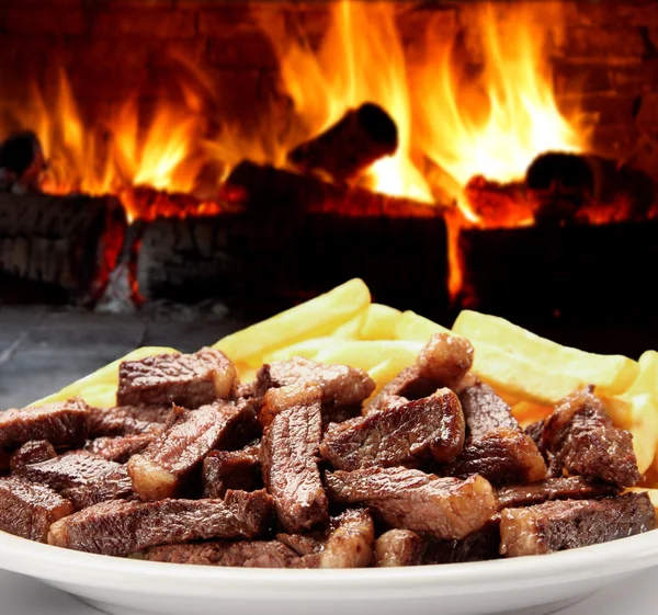 Gebratenes knuspriges Rindfleisch mit Kartoffeln — Stockfoto