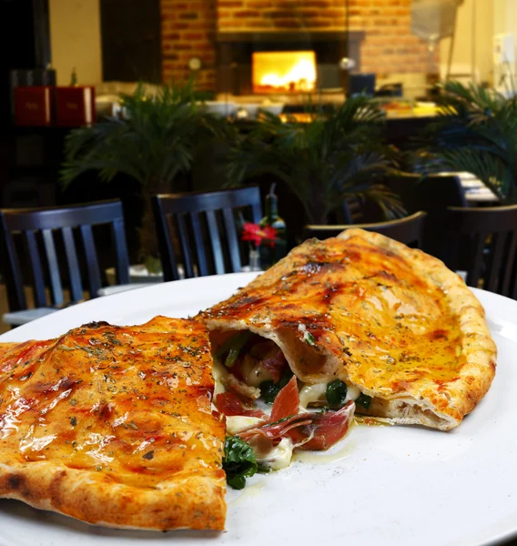 Кальцонова піца на тарілці — стокове фото