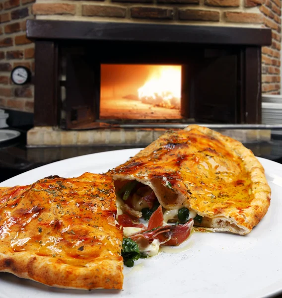 Plaka üzerinde pizza Calzone — Stok fotoğraf